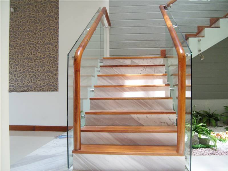 Tư vấn chọn cầu thang gỗ cho nhà phố hẹp